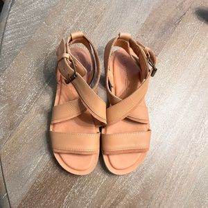 Toms Sidney tread sandal size 6.5